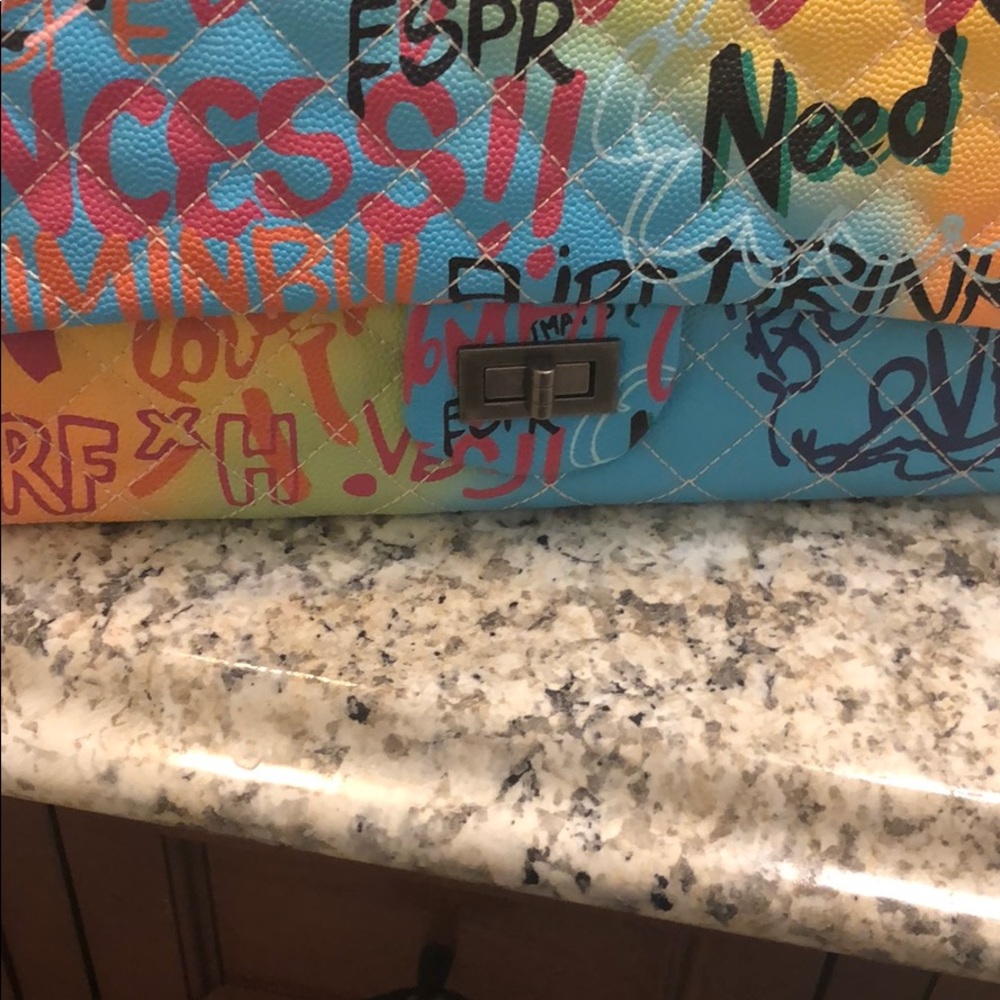 Very beautiful graffiti bag willing to negotiate - Picture 2 of 8
